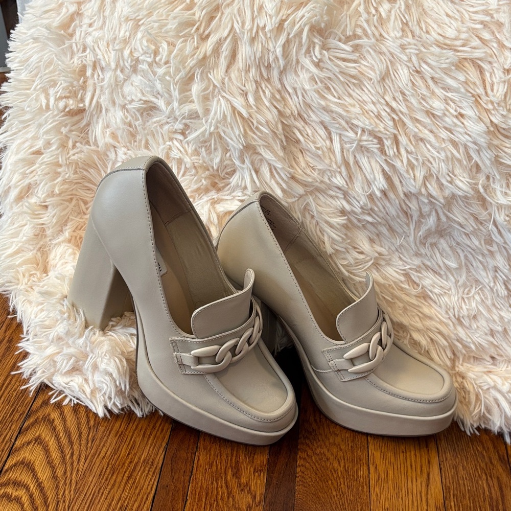 Steve Madden Women's Beige Chain Loafers